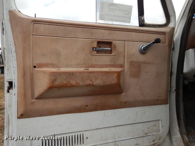 image for item DI8610 1989 GMC C6000  truck cab and chassis