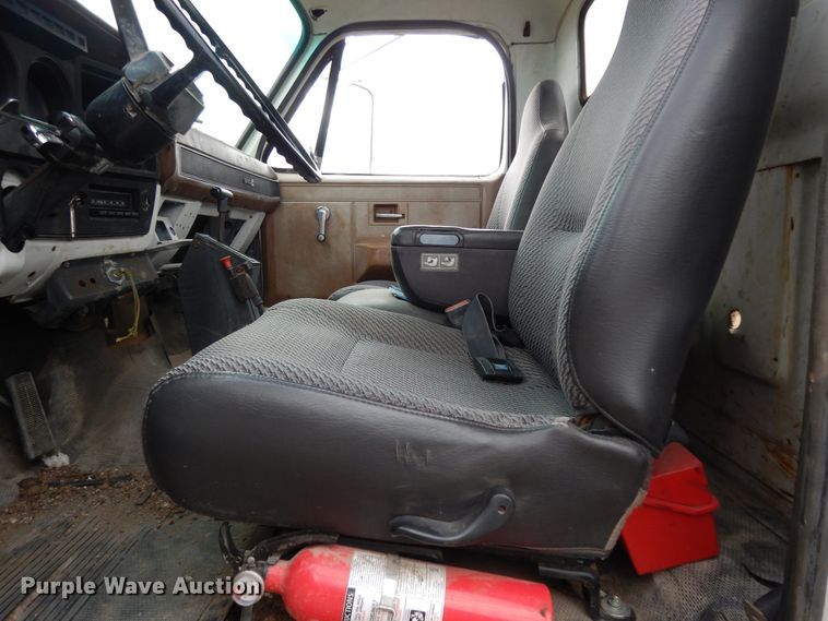 image for item DI8610 1989 GMC C6000  truck cab and chassis