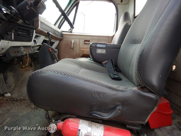 image for item DI8610 1989 GMC C6000  truck cab and chassis