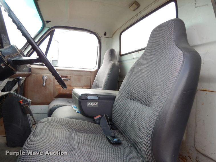 image for item DI8610 1989 GMC C6000  truck cab and chassis