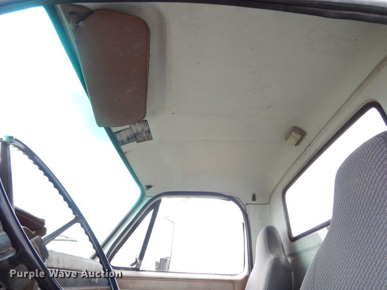 image for item DI8610 1989 GMC C6000  truck cab and chassis