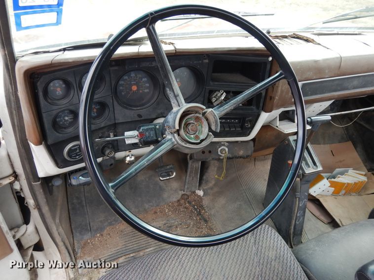 image for item DI8610 1989 GMC C6000  truck cab and chassis