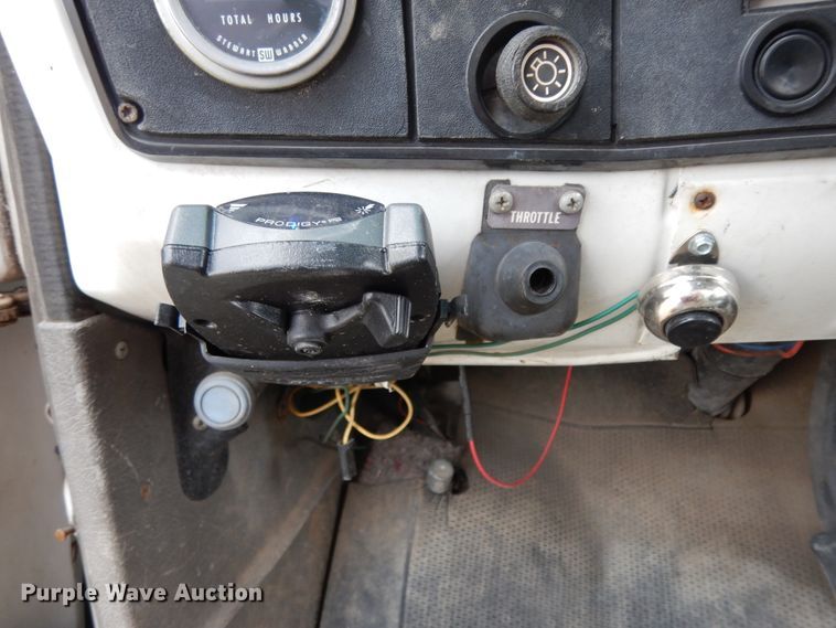 image for item DI8610 1989 GMC C6000  truck cab and chassis