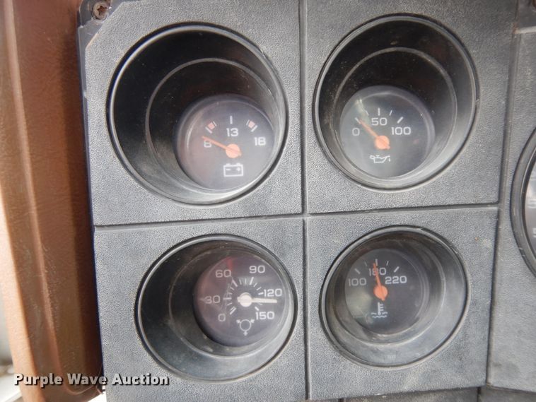 image for item DI8610 1989 GMC C6000  truck cab and chassis