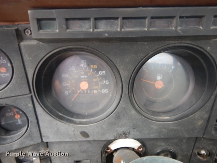 image for item DI8610 1989 GMC C6000  truck cab and chassis