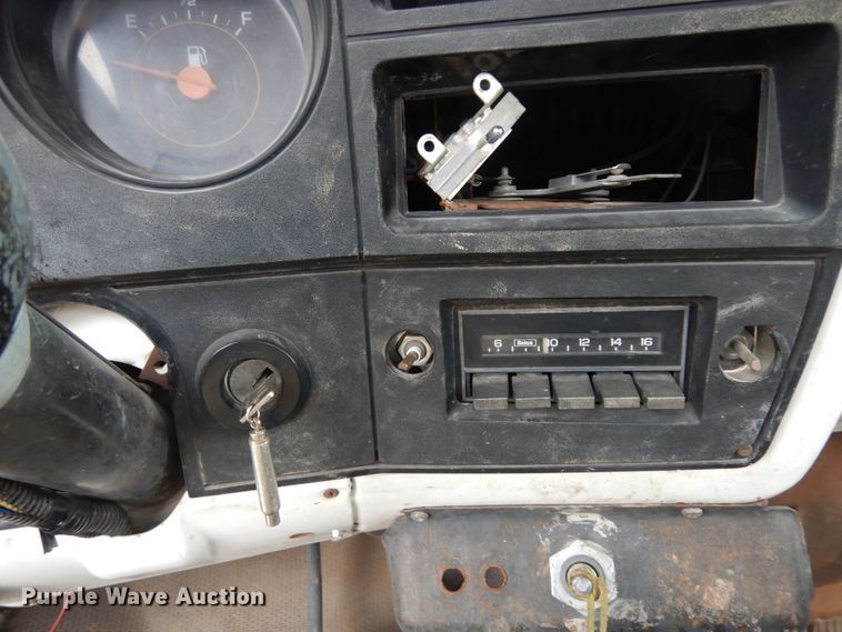 image for item DI8610 1989 GMC C6000  truck cab and chassis