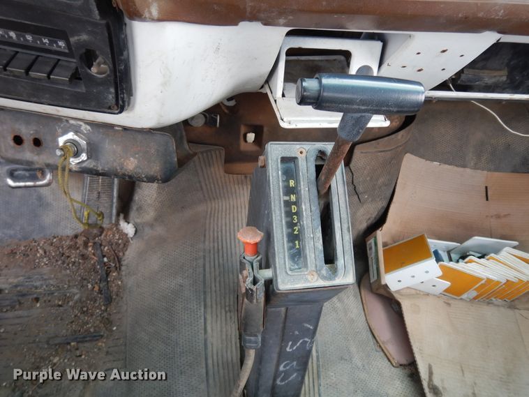 image for item DI8610 1989 GMC C6000  truck cab and chassis