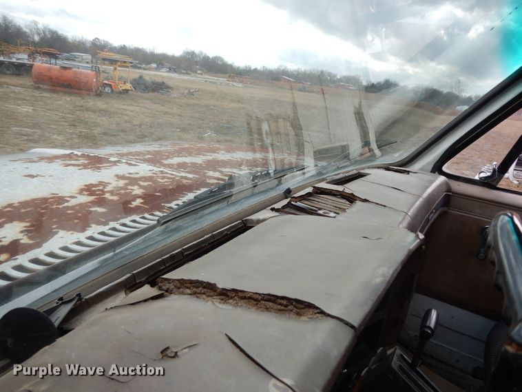 image for item DI8610 1989 GMC C6000  truck cab and chassis