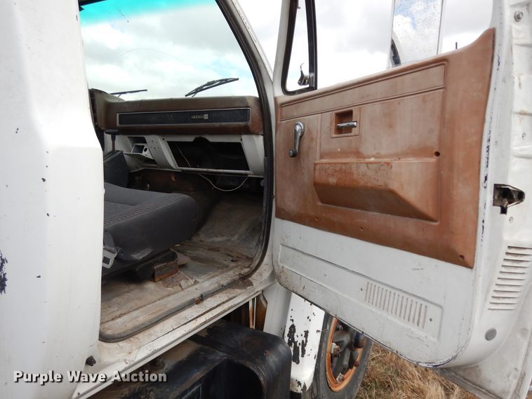 image for item DI8610 1989 GMC C6000  truck cab and chassis