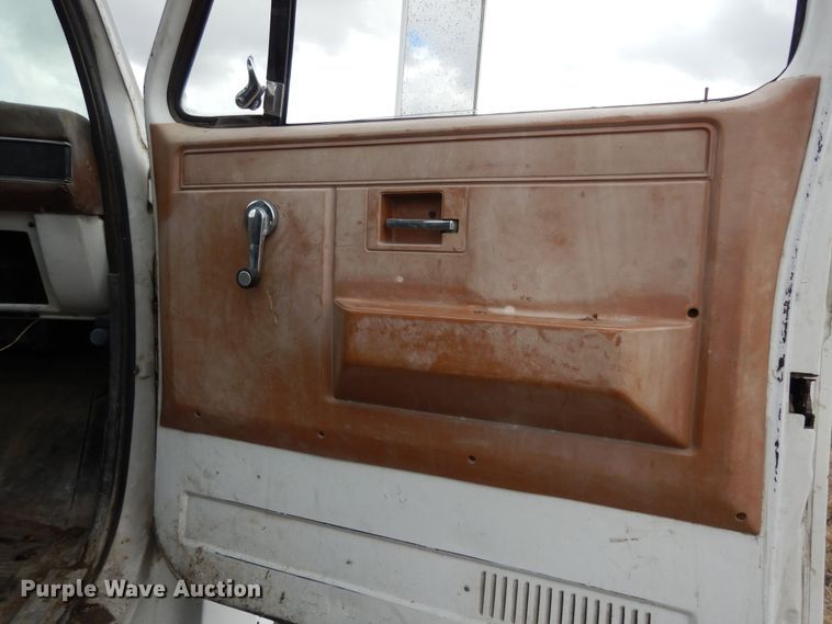 image for item DI8610 1989 GMC C6000  truck cab and chassis