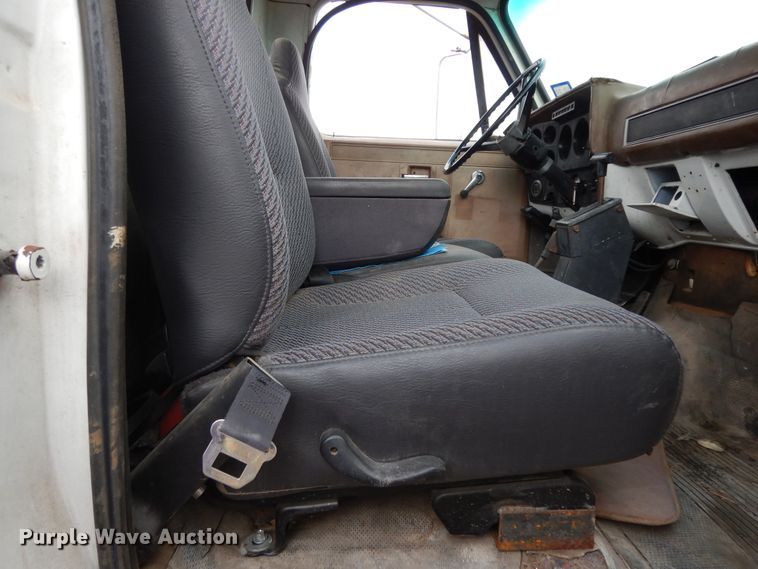 image for item DI8610 1989 GMC C6000  truck cab and chassis