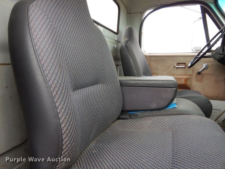 image for item DI8610 1989 GMC C6000  truck cab and chassis