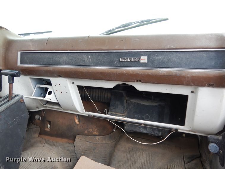 image for item DI8610 1989 GMC C6000  truck cab and chassis