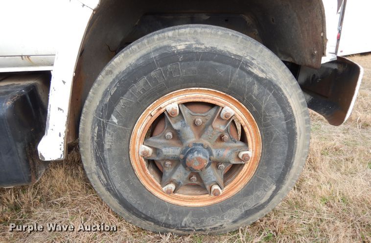 image for item DI8610 1989 GMC C6000  truck cab and chassis