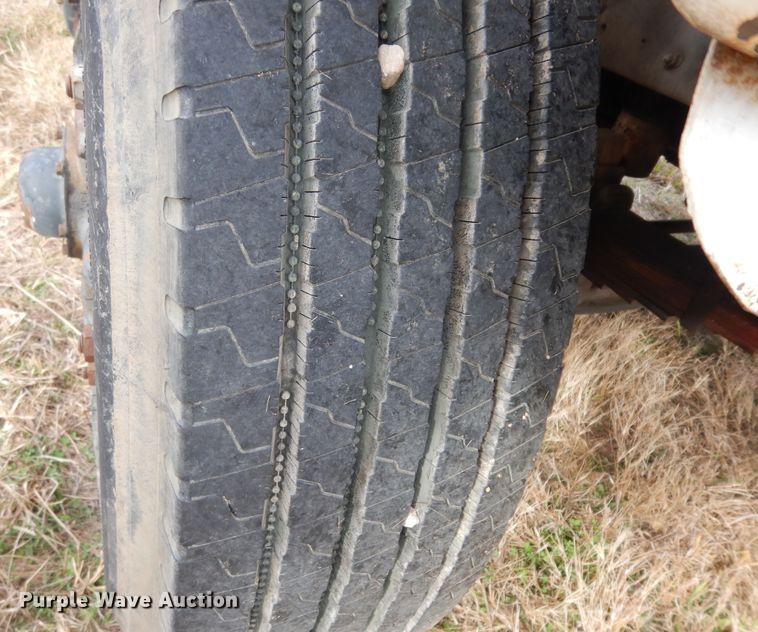 image for item DI8610 1989 GMC C6000  truck cab and chassis