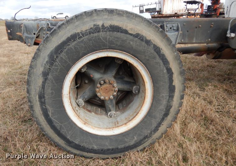 image for item DI8610 1989 GMC C6000  truck cab and chassis