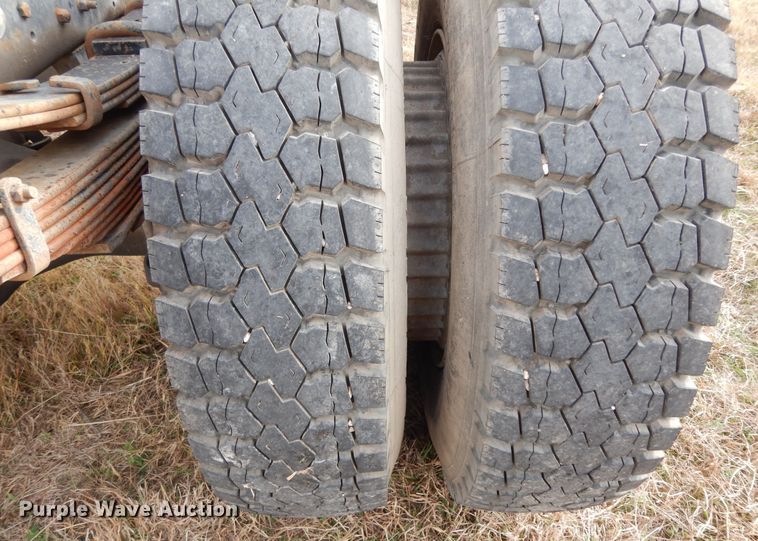 image for item DI8610 1989 GMC C6000  truck cab and chassis