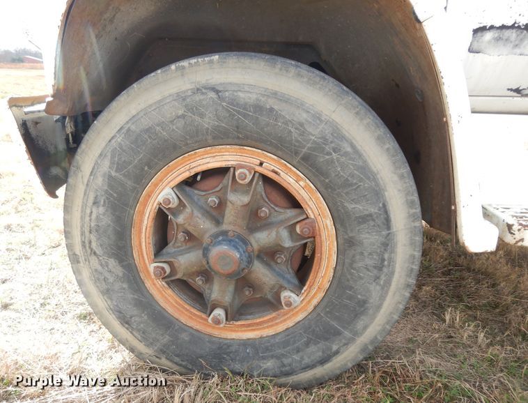 image for item DI8610 1989 GMC C6000  truck cab and chassis