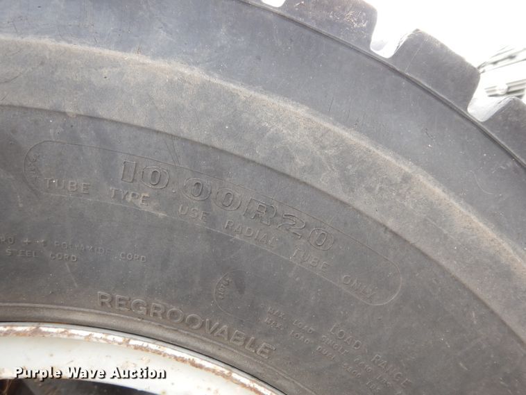 image for item DI8610 1989 GMC C6000  truck cab and chassis