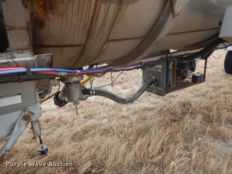 image for item DJ1249 1988 Fruehauf 307SS  fertilizer delivery trailer