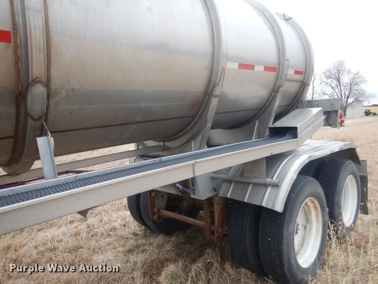 image for item DJ1249 1988 Fruehauf 307SS  fertilizer delivery trailer