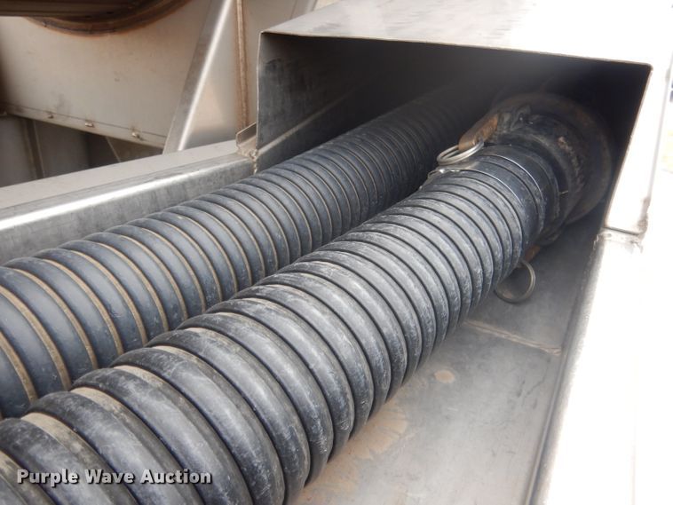 image for item DJ1249 1988 Fruehauf 307SS  fertilizer delivery trailer