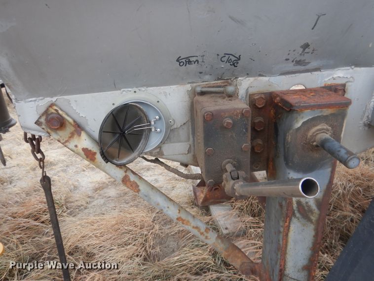 image for item DJ1249 1988 Fruehauf 307SS  fertilizer delivery trailer