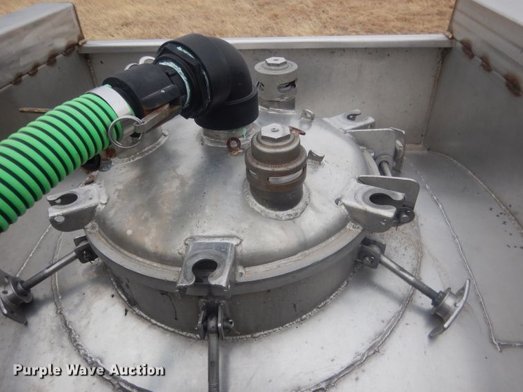 image for item DJ1249 1988 Fruehauf 307SS  fertilizer delivery trailer