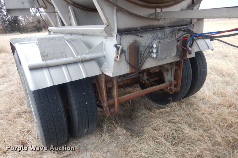 image for item DJ1249 1988 Fruehauf 307SS  fertilizer delivery trailer