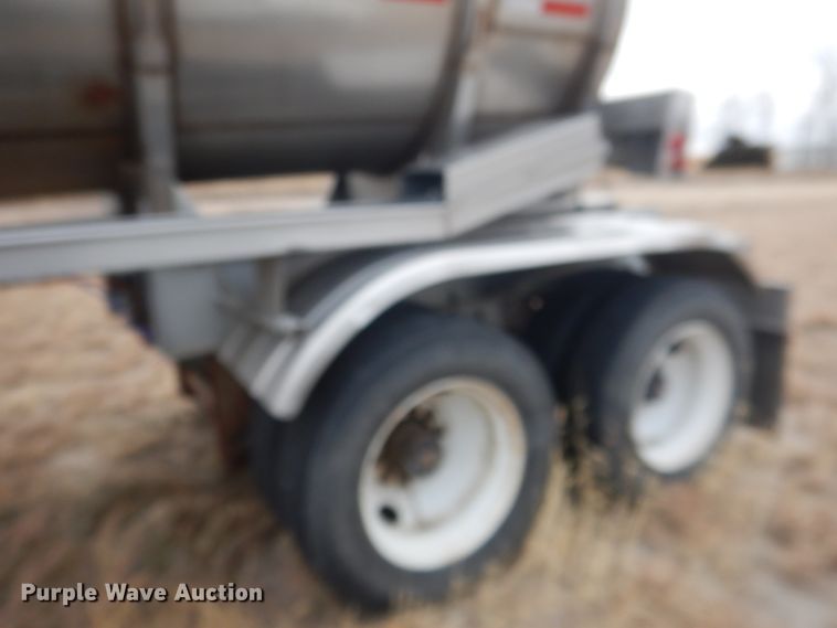 image for item DJ1249 1988 Fruehauf 307SS  fertilizer delivery trailer