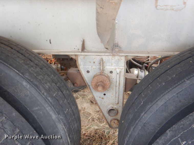 image for item DJ1249 1988 Fruehauf 307SS  fertilizer delivery trailer