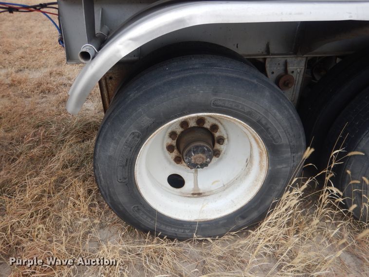 image for item DJ1249 1988 Fruehauf 307SS  fertilizer delivery trailer