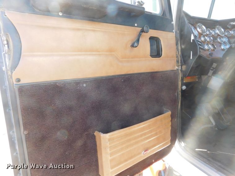 image for item DJ7573 1998 Peterbilt 379  semi truck