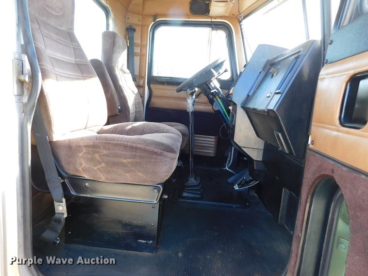 image for item DJ7573 1998 Peterbilt 379  semi truck