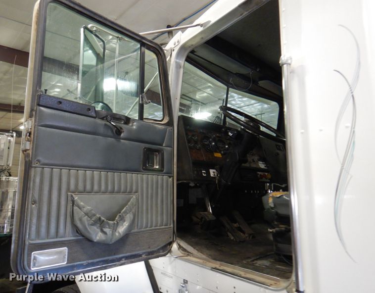 image for item DK8737 1993 Kenworth T800  semi truck