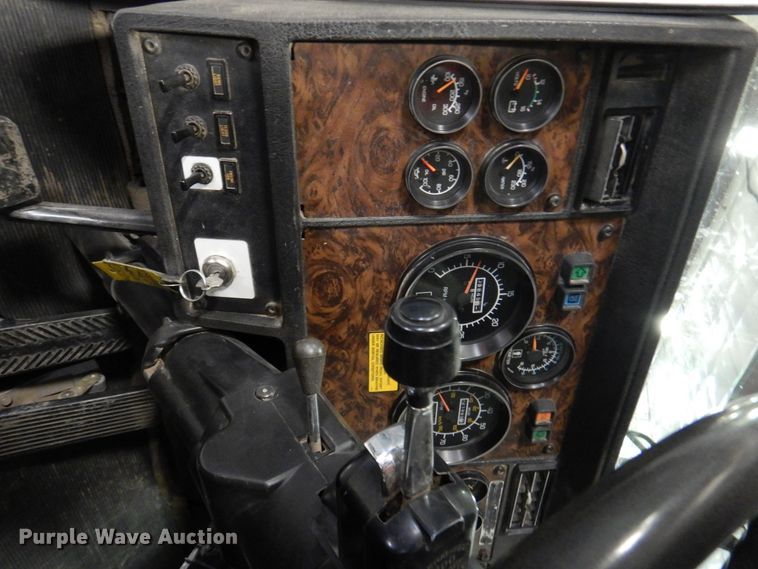 image for item DK8737 1993 Kenworth T800  semi truck