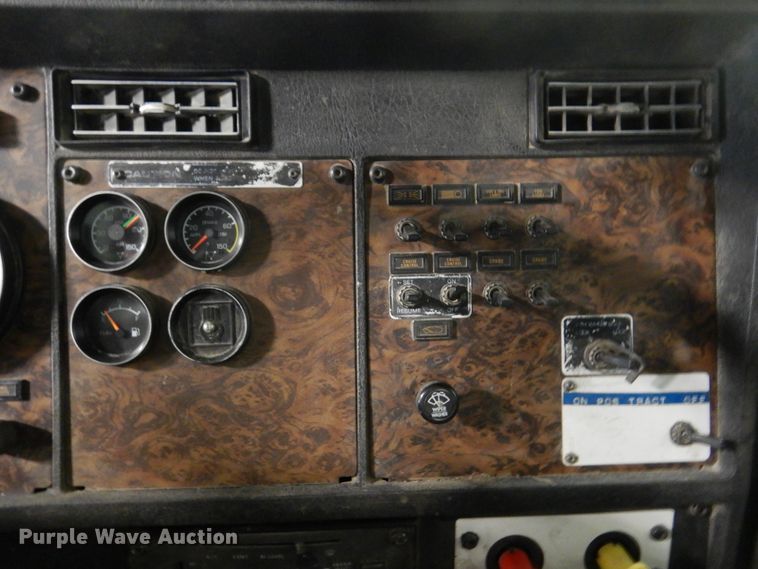 image for item DK8737 1993 Kenworth T800  semi truck