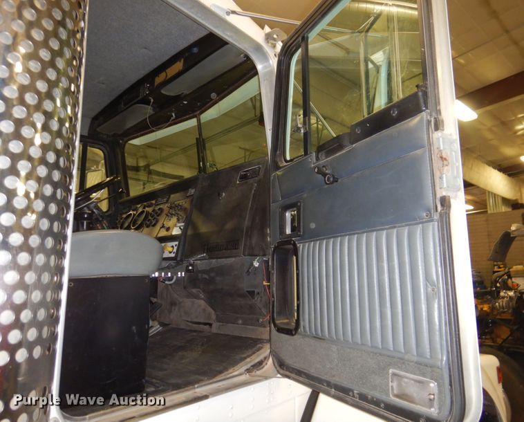 image for item DK8737 1993 Kenworth T800  semi truck