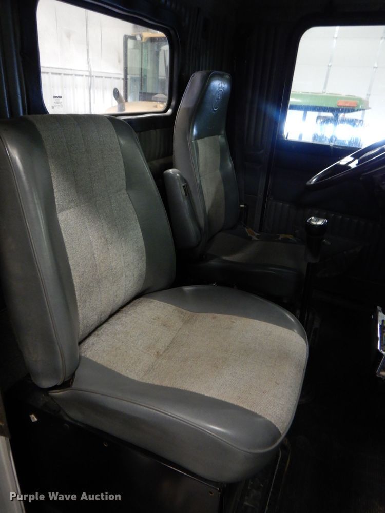 image for item DK8737 1993 Kenworth T800  semi truck