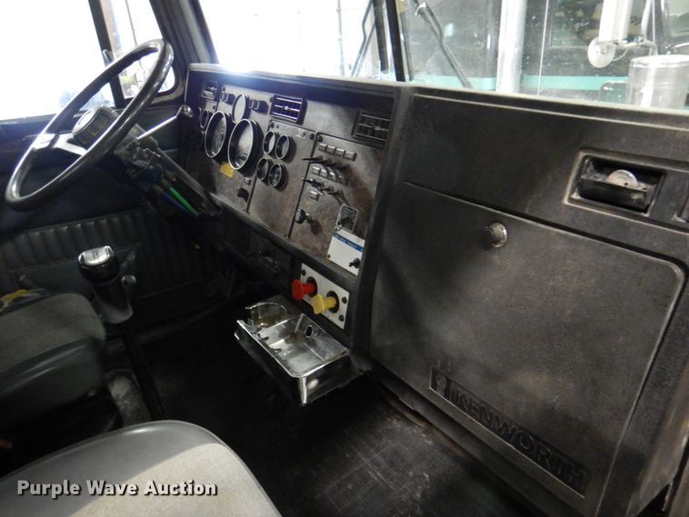 image for item DK8737 1993 Kenworth T800  semi truck