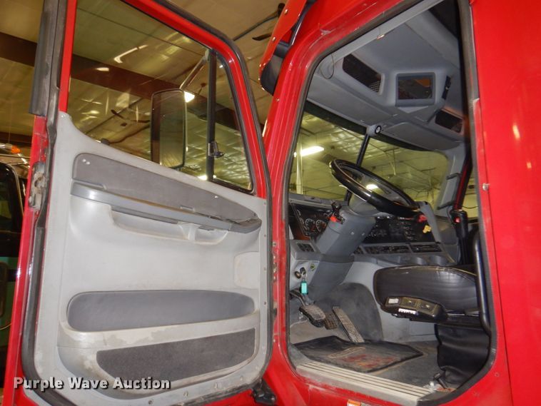 image for item DK8738 2006 Freightliner Columbia  semi truck