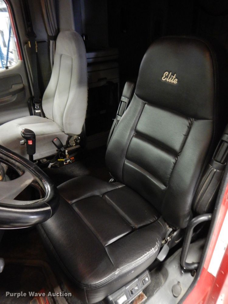 image for item DK8738 2006 Freightliner Columbia  semi truck