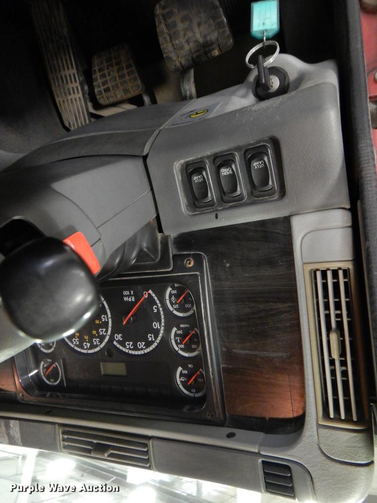 image for item DK8738 2006 Freightliner Columbia  semi truck