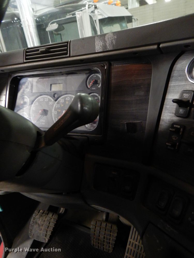 image for item DK8738 2006 Freightliner Columbia  semi truck