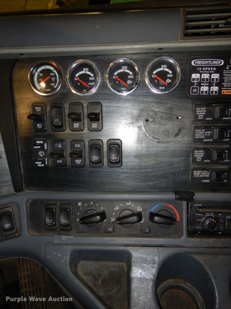 image for item DK8738 2006 Freightliner Columbia  semi truck