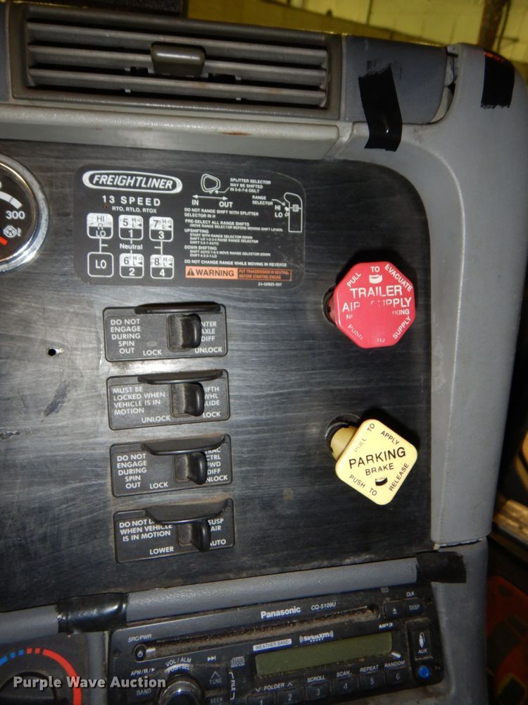 image for item DK8738 2006 Freightliner Columbia  semi truck