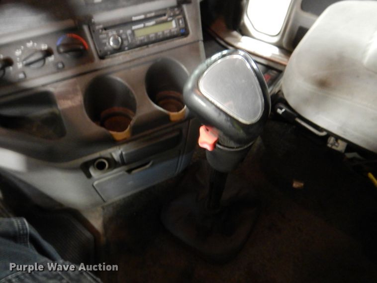 image for item DK8738 2006 Freightliner Columbia  semi truck