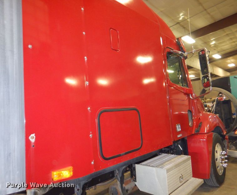 image for item DK8738 2006 Freightliner Columbia  semi truck