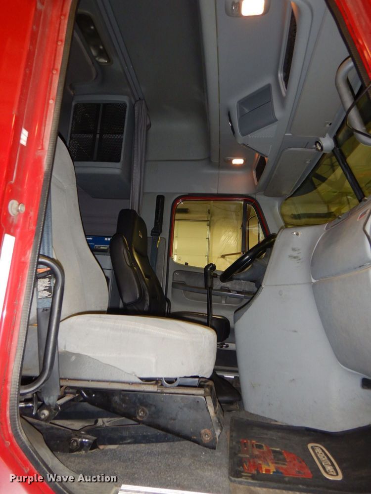 image for item DK8738 2006 Freightliner Columbia  semi truck