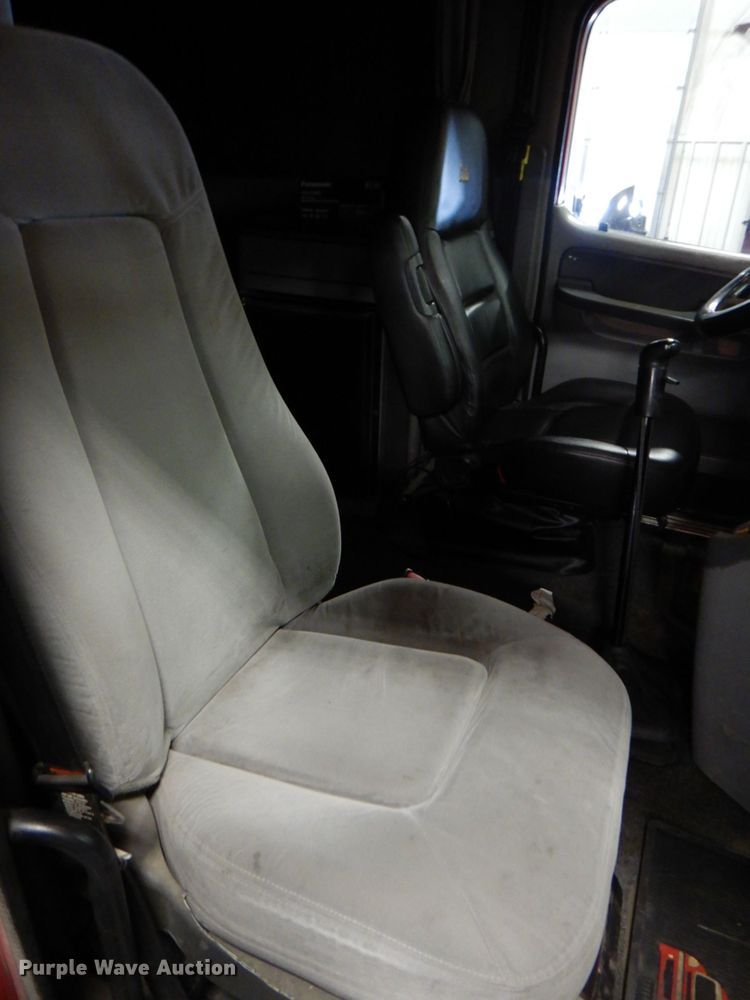 image for item DK8738 2006 Freightliner Columbia  semi truck